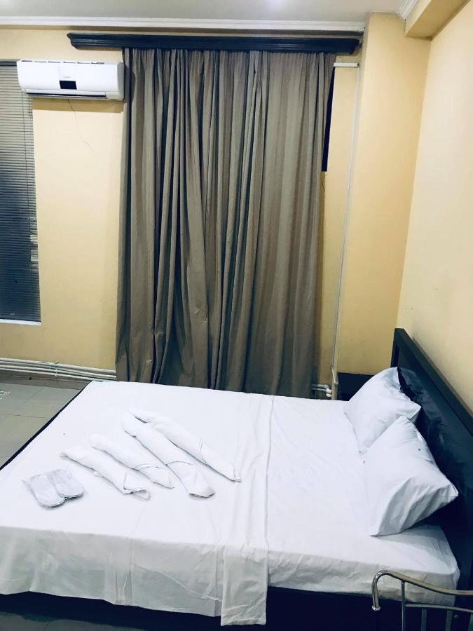 Rostus Hotel Тбилиси Екстериор снимка