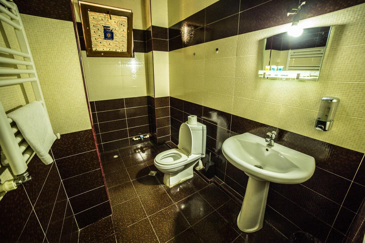 Rostus Hotel Тбилиси Екстериор снимка